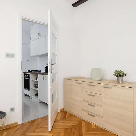 Prusa Stylish Close To The Center Of Cracow By Renters